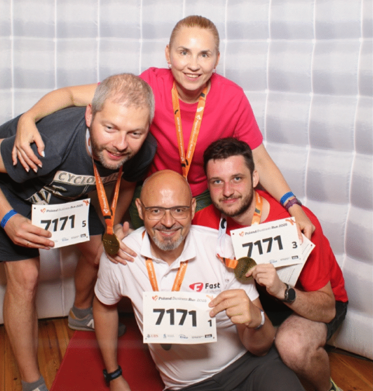 dwóch mężczyzn i jedna kobieta w strojach sportowych pozują na na jasnym tle