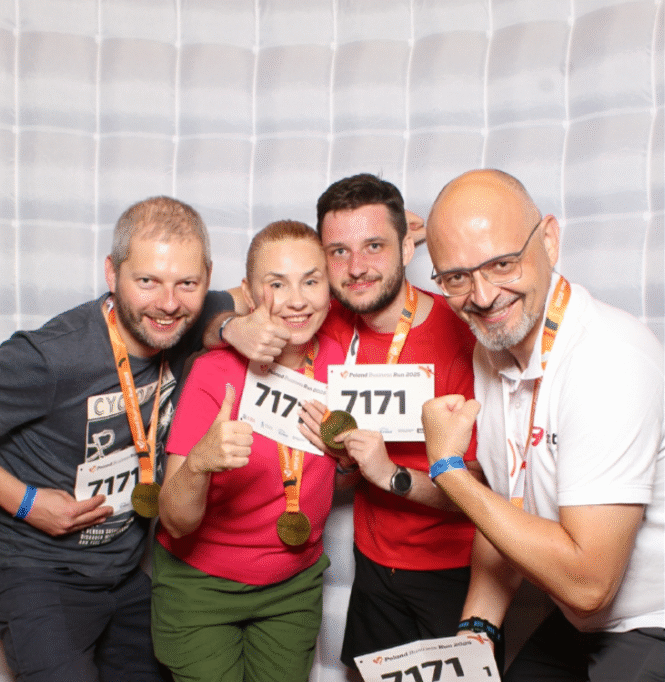 dwóch mężczyzn i jedna kobieta w strojach sportowych pozują na na jasnym tle