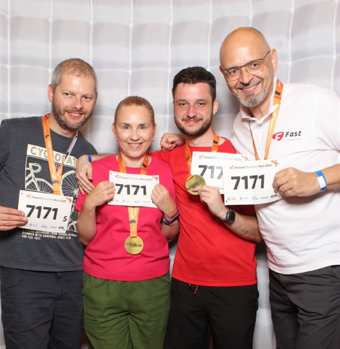 dwóch mężczyzn i jedna kobieta w strojach sportowych pozują na na jasnym tle